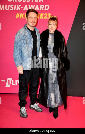 Eugen Kazakov und Dagi Bee bei der 24. Verleihung der 1Live Krone 2023 im Lokschuppen. Bielefeld, 30.11.2023 *** Eugen Kazakov e Dagi Bee alla 24 presentazione del 1Live Krone 2023 nel Lokschuppen Bielefeld, 30 11 2023 foto:Xn.xKubelkax/xFuturexImagex krone 0581 Foto Stock
