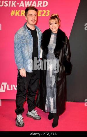 Eugen Kazakov und Dagi Bee bei der 24. Verleihung der 1Live Krone 2023 im Lokschuppen. Bielefeld, 30.11.2023 *** Eugen Kazakov e Dagi Bee alla 24 presentazione del 1Live Krone 2023 nel Lokschuppen Bielefeld, 30 11 2023 foto:Xn.xKubelkax/xFuturexImagex krone 0592 Foto Stock