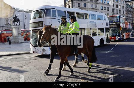 Inghilterra, Londra, Trafalgar Square, polizia a cavallo con giubbotti ad alta visibilità. Foto Stock