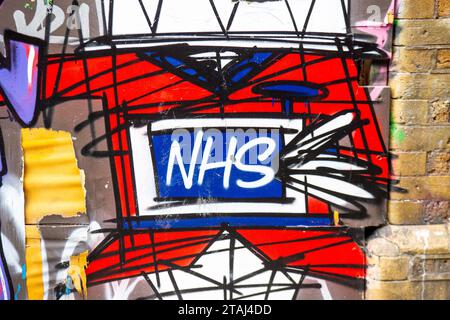 Londra, Regno Unito. 27 novembre 2023. Graffiti NHS vicino alla stazione di Waterloo. La Covid-19 Enquiry è attualmente in corso a Londra Foto Stock