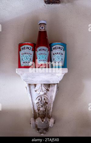 Heinz ketchup, zuppa e beansin Georgian Barn conversion, Tetbury, Gloucestershire, Regno Unito. Foto Stock