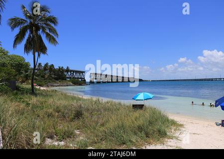 Florida Keys, Florida, Stati Uniti. Vista della spiaggia e del famoso ponte interrotto all'interno del Bahia Honda State Park. Foto Stock