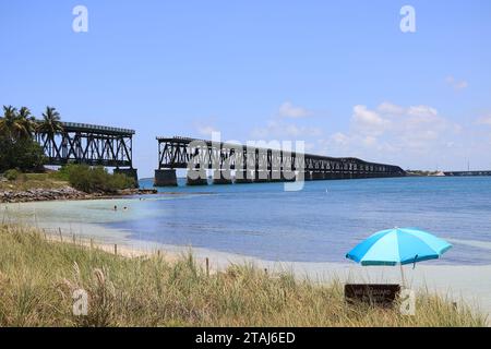 Florida Keys, Florida, Stati Uniti. Vista della spiaggia e del famoso ponte interrotto all'interno del Bahia Honda State Park. Foto Stock