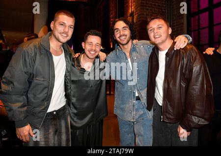 Nico Santos mit Fabian Fieser, Bojan Boki Kalajdzic und Mark Vonsin von ClockClock bei der 24. Verleihung der 1Live Krone 2023 im Lokschuppen. Bielefeld, 30.11.2023 *** Nico Santos con Fabian Fieser, Bojan Boki Kalajdzic e Mark Vonsin di ClockClock alla cerimonia di premiazione del 1Live Krone 2023 nel Lokschuppen Bielefeld, 30 11 2023 foto:Xn.xKubelkax/xFuturexImagex krone 1550 Foto Stock