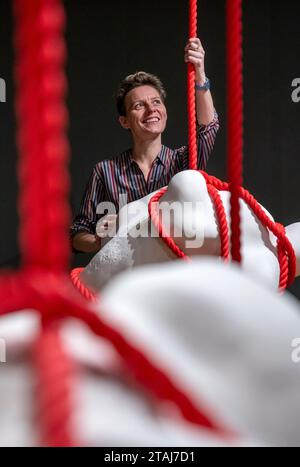 RITRASMESSA MODIFICA DELLA DIDASCALIA PER DIRE CENERE OSSEA PIUTTOSTO CHE POLVERE OSSEA ALLA LUCE DI NUOVE INFORMAZIONI. L'artista ambientale e attivista Mella Shaw in vista della sua nuova mostra Sounding Line che apre al pubblico a Summerhall a Edimburgo. La mostra è un'installazione in ceramica su larga scala che affronta l'effetto devastante del sonar marino sulle balene e altri cetacei. Le sculture sono realizzate in argilla che include cenere osseo di una balena spiaggiata ispirata alle forme delle piccole ossa dell'orecchio interno delle balene. Data immagine: Venerdì 1 dicembre 2023. Foto Stock