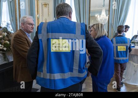 Bruxelles, Belgio. 1 dicembre 2023. il consigliere Pol Van Den Driessche, il ministro fiammingo presidente Jan Jambon e il ministro fiammingo Hilde Crevits illustrati durante il lancio di un nuovo sito web per aiutare i consigli locali a trovare volontari in situazioni di emergenza, venerdì 01 dicembre 2023 a Bruxelles. La nuova piattaforma digitale è un'iniziativa del governo fiammingo e di Vlaams Steunpunt Vrijwilligerswerk vzw. Sul sito, i volontari possono vedere se è necessario un aiuto urgente da qualche parte nel loro comune o città. BELGA PHOTO NICOLAS MAETERLINCK Credit: Belga News Agency/Alamy Live News Foto Stock