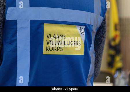 Bruxelles, Belgio. 1 dicembre 2023. L'illustrazione mostra il logo hte Vlaams Vrijwilligers Korps e durante il lancio di un nuovo sito web per aiutare i consigli locali a trovare volontari in situazioni di emergenza, venerdì 01 dicembre 2023 a Bruxelles. La nuova piattaforma digitale è un'iniziativa del governo fiammingo e di Vlaams Steunpunt Vrijwilligerswerk vzw. Sul sito, i volontari possono vedere se è necessario un aiuto urgente da qualche parte nel loro comune o città. BELGA PHOTO NICOLAS MAETERLINCK Credit: Belga News Agency/Alamy Live News Foto Stock