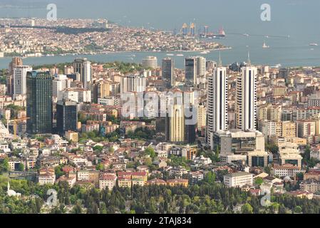 Vista aerea della città dal grattacielo Sapphire di Istanbul che si affaccia sul Bosforo prima del tramonto, Istanbul, Turchia Foto Stock