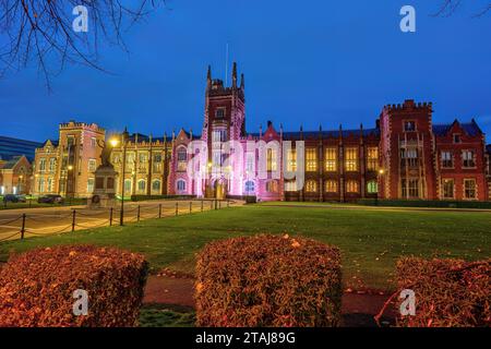 L'edificio principale della Queens University a Belfast al crepuscolo Foto Stock