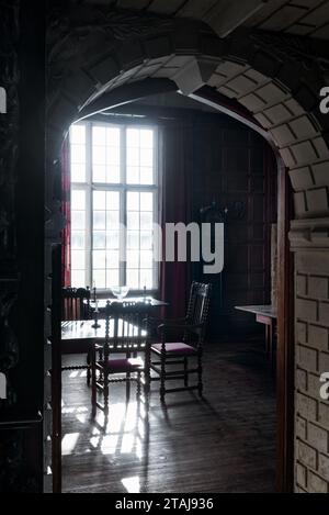 Sala da pranzo illuminata al sole a Wolfeton House, Dorset, Inghilterra, Regno Unito. Foto Stock