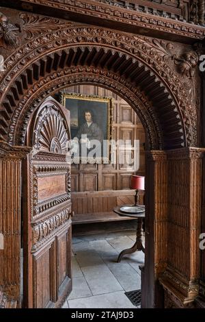 Telaio decorativo scolpito risalente al 1580 a Wolfeton House, Dorset, Inghilterra, Regno Unito. Foto Stock