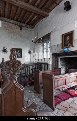 Pews in Chapel at Wolfeton House, Dorset, Inghilterra, Regno Unito. Foto Stock