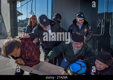 USA. 30 novembre 2023. Durante una veglia il 30 novembre 2023 al di fuori della missione degli Stati Uniti presso le Nazioni Unite, membri della Atlantic Life Community, Nukewatch, NYC War Resisters League, e gli alleati hanno chiesto agli Stati Uniti di essere il primo stato armato nucleare a rispondere alla domanda globale di disarmo nucleare e di firmare il trattato sul divieto delle armi nucleari mettendo in atto un atto di disobbedienza civile, bloccando tutte le porte della missione degli Stati Uniti nelle Nazioni Unite, sono stati arrestati 18 attivisti anti-nucleari. (Foto di Erik McGregor/Sipa USA) credito: SIPA USA/Alamy Live News Foto Stock