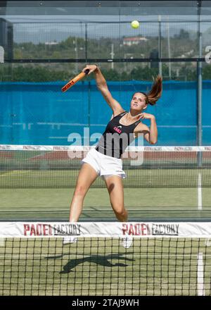 Giovane donna che gioca a tennis padel. Foto Stock