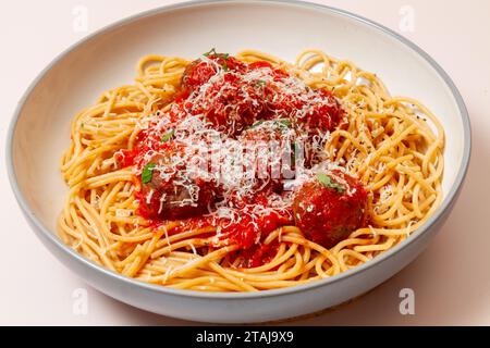 Spaghetti e polpette con parmigiano grattugiato Foto Stock