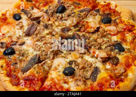 Pizza a fette di pesce Foto Stock