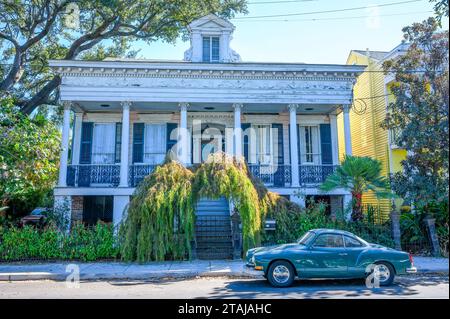 NEW ORLEANS, LOUISIANA, USA - 5 NOVEMBRE 2023: Classico Karmann Ghia parcheggiato di fronte a una dimora storica nel Garden District Foto Stock