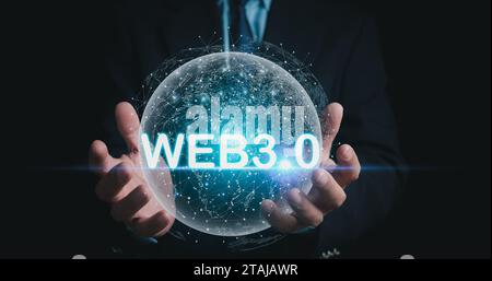 Web 3,0 concetto con uomo d'affari in tuta su sfondo gradiente. Tecnologia e concetto web 3,0. Tecnologia rete globale. sito web internet developme Foto Stock