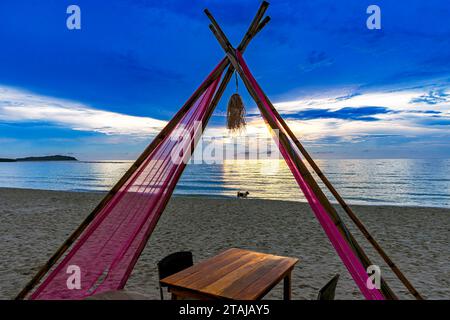 Paesaggio all'alba sulla spiaggia di Chaweng, Ko Samui, Thailandia Foto Stock