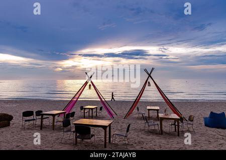 Silhouette di donna che cammina lungo Chaweng Beach all'alba, Ko Samui, Thailandia Foto Stock