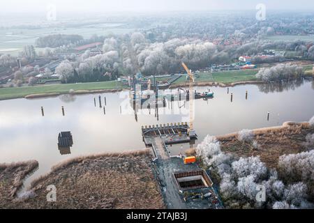 1 dicembre 2023, bassa Sassonia, Westoverledingen: Veduta dei cantieri del ponte di Friesenbrücke e della linea ferroviaria sullo SME. La Deutsche Bahn (DB) sta iniziando a lavorare per l'estensione della linea ferroviaria tra Brema e Groningen nei Paesi Bassi, nota anche come Wunderline. Questo venerdì (12,00), i rappresentanti della compagnia ferroviaria e i politici daranno il via ufficiale per i lavori di costruzione nel comune di Westoverledingen, nel distretto di Leer. Il Wunderline è il nome dato all'espansione e al potenziamento in due fasi dei 173 chili esistenti Foto Stock