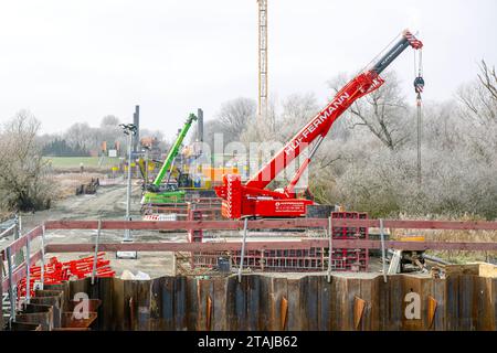 1 dicembre 2023, bassa Sassonia, Westoverledingen: I cantieri del ponte Friesenbrücke e della linea ferroviaria Groningen-Brema. La Deutsche Bahn (DB) sta iniziando a migliorare la linea ferroviaria tra Brema e Groningen nei Paesi Bassi, nota anche come Wunderline. Questo venerdì (12,00), i rappresentanti della compagnia ferroviaria e i politici daranno il via ufficiale per i lavori di costruzione nel comune di Westoverledingen, nel distretto di Leer. La Wunderline è il nome dato all'espansione in due fasi e al potenziamento della ferrovia esistente di 173 km Foto Stock