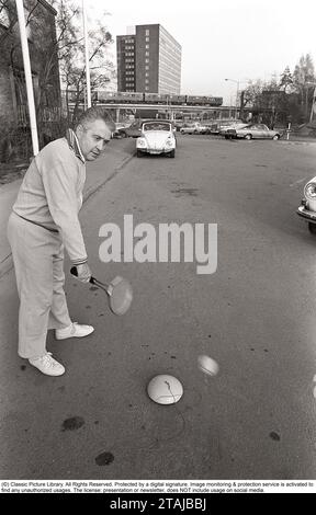 Torsten Johansson. Tennista svedese. 1920-2004. È stato un tennista di successo con numerosi titoli di campionato svedesi. Dopo la sua carriera nel tennis, Torsten è stato un venditore per aziende che hanno sviluppato vari prodotti per il tennis. Presso la società di Helsingborg Tretorn, Johansson ebbe l'idea di un "allenatore di tennis" individuale ed economico. L'invenzione era semplice. La palla con il lungo cavo di gomma è usata da quasi tutti i principianti per praticare i loro colpi. Veniva usato a casa e soprattutto per strada. Potrebbe essere spostata rapidamente se arrivasse un'auto. L'anno è il 1971. Kristoffersson rif Pärm 5-21 Foto Stock