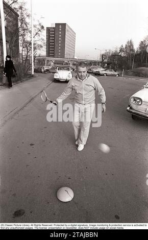 Torsten Johansson. Tennista svedese. 1920-2004. È stato un tennista di successo con numerosi titoli di campionato svedesi. Dopo la sua carriera nel tennis, Torsten è stato un venditore per aziende che hanno sviluppato vari prodotti per il tennis. Presso la società di Helsingborg Tretorn, Johansson ebbe l'idea di un "allenatore di tennis" individuale ed economico. L'invenzione era semplice. La palla con il lungo cavo di gomma è usata da quasi tutti i principianti per praticare i loro colpi. Veniva usato a casa e soprattutto per strada. Potrebbe essere spostata rapidamente se arrivasse un'auto. L'anno è il 1971. Kristoffersson rif Pärm 5-21 Foto Stock