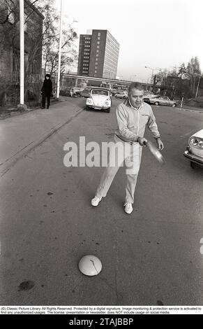 Torsten Johansson. Tennista svedese. 1920-2004. È stato un tennista di successo con numerosi titoli di campionato svedesi. Dopo la sua carriera nel tennis, Torsten è stato un venditore per aziende che hanno sviluppato vari prodotti per il tennis. Presso la società di Helsingborg Tretorn, Johansson ebbe l'idea di un "allenatore di tennis" individuale ed economico. L'invenzione era semplice. La palla con il lungo cavo di gomma è usata da quasi tutti i principianti per praticare i loro colpi. Veniva usato a casa e soprattutto per strada. Potrebbe essere spostata rapidamente se arrivasse un'auto. L'anno è il 1971. Kristoffersson rif Pärm 5-21 Foto Stock