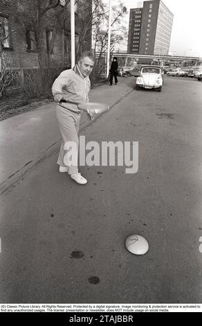 Torsten Johansson. Tennista svedese. 1920-2004. È stato un tennista di successo con numerosi titoli di campionato svedesi. Dopo la sua carriera nel tennis, Torsten è stato un venditore per aziende che hanno sviluppato vari prodotti per il tennis. Presso la società di Helsingborg Tretorn, Johansson ebbe l'idea di un "allenatore di tennis" individuale ed economico. L'invenzione era semplice. La palla con il lungo cavo di gomma è usata da quasi tutti i principianti per praticare i loro colpi. Veniva usato a casa e soprattutto per strada. Potrebbe essere spostata rapidamente se arrivasse un'auto. L'anno è il 1971. Kristoffersson rif Pärm 5-21 Foto Stock