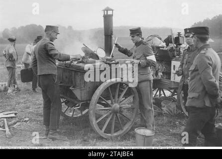 Durante la prima guerra mondiale. Soldati svedesi da qualche parte in Svezia in una cucina da campo, che cucinano per i soldati. 1917 Foto Stock