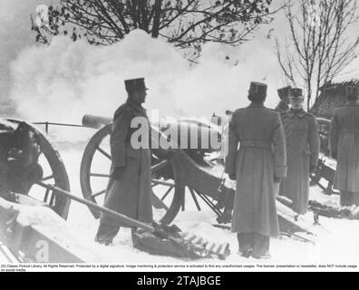 Saluto negli anni '1930 I soldati del forte di Akershus a Oslo in Norvegia sparano il primo colpo di saluto di 21 per celebrare la nascita del principe ereditario Harald V di Norvegia il 21 febbraio 1937. Foto Stock