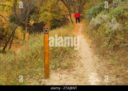 Maah Daah Hey Trail con segnavia, Sully Creek State Park, Medora, North Dakota Foto Stock