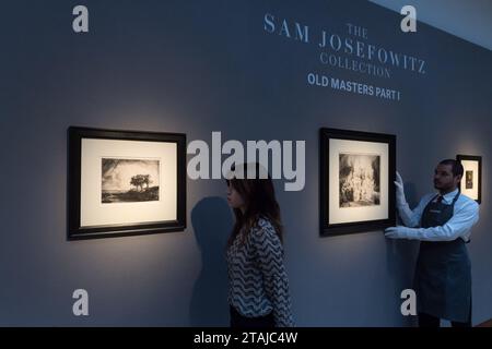 Londra, Regno Unito. 1 dicembre 2023. LONDRA, REGNO UNITO - 1 DICEMBRE 2023: Un membro dello staff della galleria guarda una stampa di Rembrandt, The Three Trees, (1643) stima: £ 300,000-500,000 durante una foto alla casa d'aste di Christie's che mostra i punti salienti delle vendite Classic Week a Londra, Regno Unito il 1 dicembre 2023. La serie Classic Week Sales si svolgerà dal 1° al 15 dicembre, che spazia dall'antichità al 21° secolo, con sei aste dal vivo e una vendita online. (Foto di Wiktor Szymanowicz/NurPhoto) credito: NurPhoto SRL/Alamy Live News Foto Stock