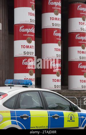 Auto della polizia di fronte alla RSA di Edimburgo, i pilastri sono avvolti con la zuppa di pomodoro Andy Warhol campbells Foto Stock