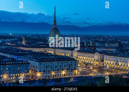 Vista aerea notturna della città di Torino (Italia) Foto Stock