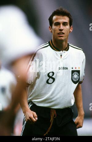 Calcio, firo: 21 maggio 1996 preparazione Campionato europeo di calcio Euro European Championship, partita amichevole, preparazione per la partita internazionale 1996, foto di archivio, foto di archivio, immagini di archivio, gioco di addio Rudi Voller squadra di Rudi - nazionale Mehmet Scholl, mezza figura Foto Stock