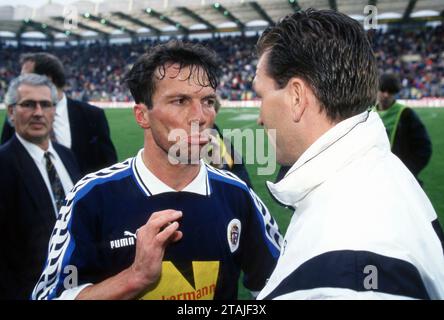 Calcio, firo: 21 maggio 1996 preparazione Campionato europeo di calcio Euro European Championship, partita amichevole, preparazione per la partita internazionale 1996, foto di archivio, foto di archivio, immagini di archivio, gioco di addio Rudi Voller squadra di Rudi - squadra nazionale Lothar Matthaus, mezza figura Foto Stock