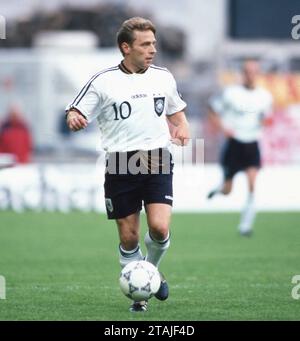 Calcio, firo: 21 maggio 1996 preparazione del Campionato europeo di calcio Euro European Championship, partita amichevole, preparazione per la partita internazionale 1996, foto di archivio, foto di archivio, immagini di archivio, gioco di addio Rudi Voller squadra di Rudi - squadra nazionale Thomas Hassler, azione individuale Foto Stock