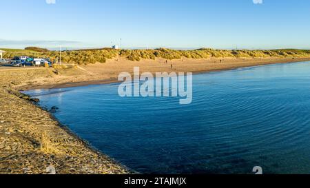 Vista sulla spiaggia di Irvine in una soleggiata giornata autunnale Foto Stock