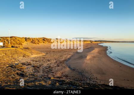 Vista sulla spiaggia di Irvine in una soleggiata giornata autunnale Foto Stock