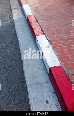 Marciapiede bianco e rosso monegasco / marciapiedi in stile racing rosso e bianco sulla strada, percorso del circuito di Formula 1 del Gran Premio di Monaco. (135) Foto Stock