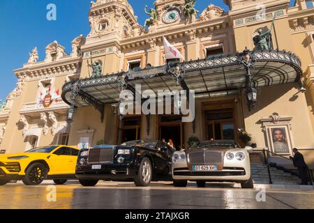 Auto costose, persone che le guardano e l'esterno del Casinò di Monte Carlo/Monte-Carlo, Monaco. Soleggiata giornata estiva con sole e cielo azzurro/cielo. (135) Foto Stock