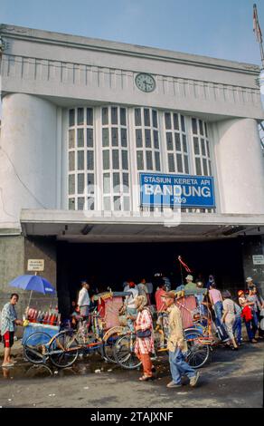 Indonesia, Bandung. Stazione ferroviaria costruita durante il periodo coloniale olandese. Foto Stock