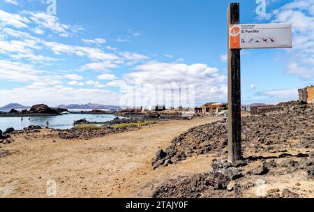 Attraversa il tipico paesaggio vulcanico lunare dell'Islote de Lobos. Isola di Lobos - Fuerteventura, Isole Canarie, Spagna - 24.09.2023 Foto Stock