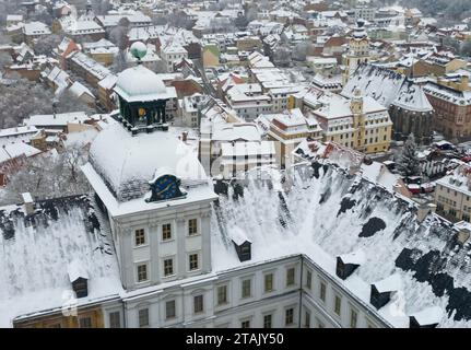 01 dicembre 2023, Sassonia-Anhalt, Weißenfels: Il castello barocco di Neu-Augustusburg domina la città innevata di Weißenfels. L'inverno ha il sud della Sassonia-Anhalt saldamente nella sua morsa e lo ha trasformato in un paesaggio da sogno ricoperto di neve. (Ripresa aerea con un drone). Foto: Hendrik Schmidt/dpa Foto Stock