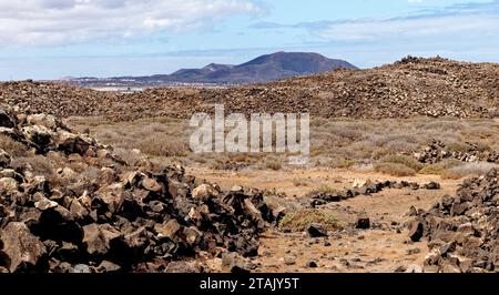 Attraversa il tipico paesaggio vulcanico lunare dell'Islote de Lobos. Isola di Lobos - Fuerteventura, Isole Canarie, Spagna - 24.09.2023 Foto Stock