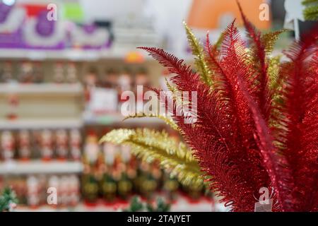 Shopping natalizio, decorazioni invernali rosse nel centro commerciale, felice anno nuovo Foto Stock