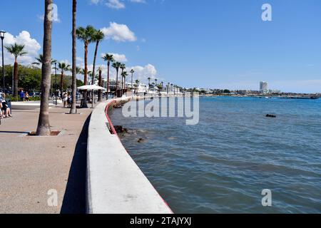 Paphos, Cipro - 2 ottobre 2023: Persone non identificate sul lungomare lungo il Mar Mediterraneo nell'ex capitale europea della cultura 2017; Foto Stock