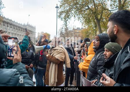 Londra, Regno Unito. 21 novembre 2023. Uomini oggi protestavano a Whitehall e di fronte a Downing Street per la situazione politica in Bangladesh. Il Partito nazionalista del Bangladesh prevede di boicottare le elezioni del gennaio 2024 in un contesto di crisi sempre più grave per la democrazia del paese. Credito: Maureen McLean/Alamy Foto Stock